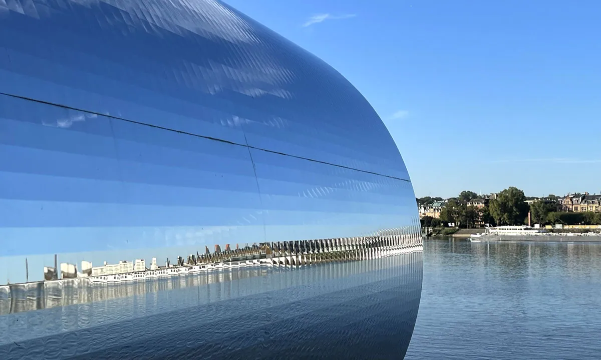 Kunstobjekt mit Spiegeln und Blick über den Rhein auf die Stadt Mainz &middot; AS Audiosysteme und Sicherheitstechnik GmbH